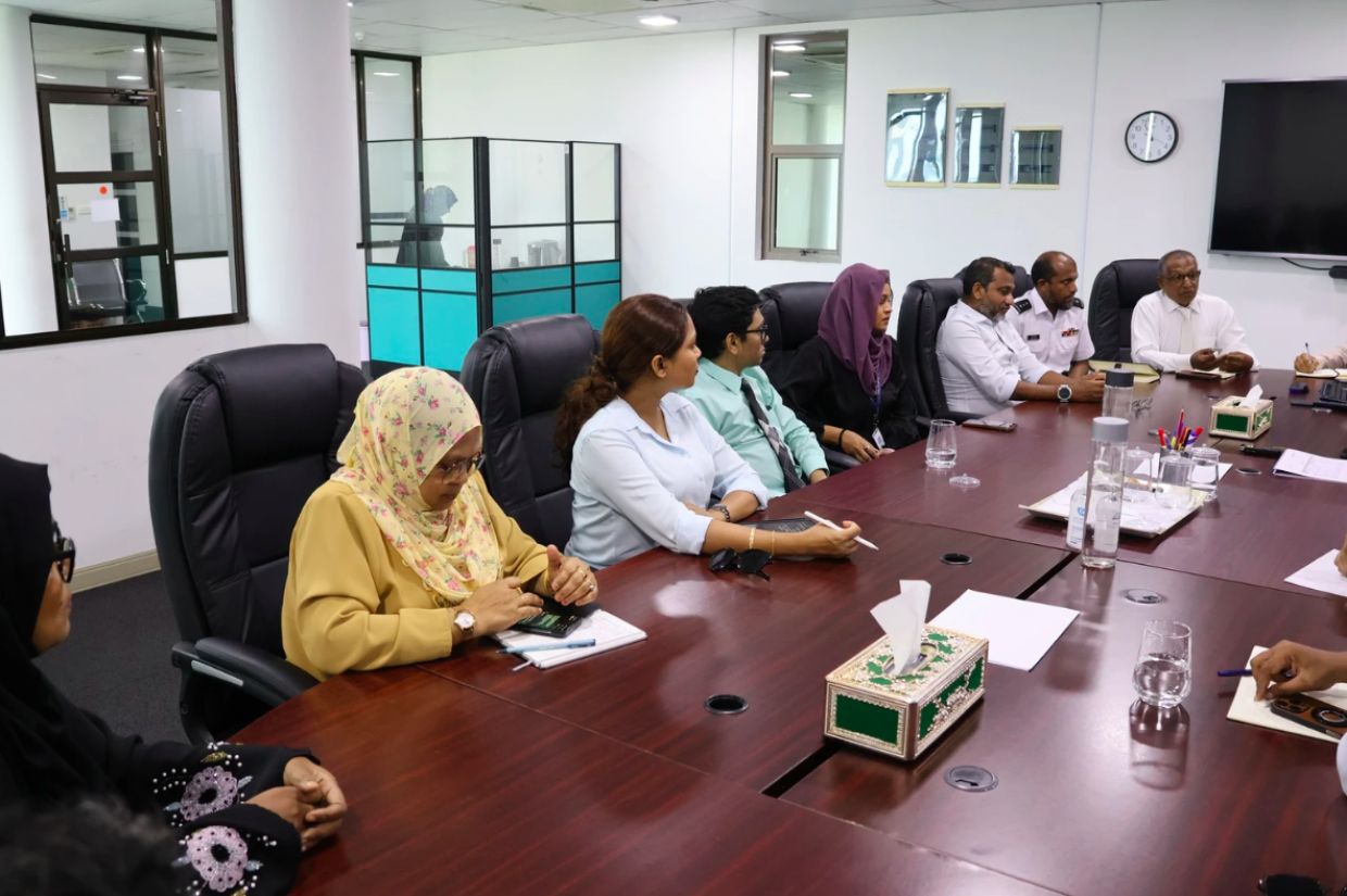 ސިއްހީ ނުރަނގަޅު ހުރިހާ އާދަތަކުން އާންމުން ދުރުހެލިކުރުވުމަށް އިދާރާތަކުގެ މެދުގައި ބޭއްވި މަޝްވަރާ ބައްދަލުވުމުގެ ތެރެއިން / ފޮޓޯ: ހޯމް މިނިސްޓްރީ