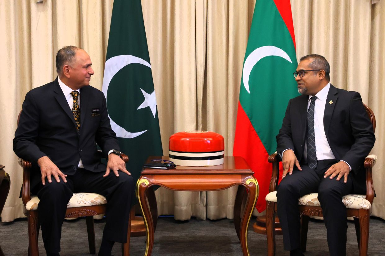 ފޮރިން މިނިސްޓަރު ހަލީލް، ޕާކިސްތާނުގެ ސަފީރާއި ބައްދަލުކުރެއްވުން / ފޮޓޯ: ފޮރިން މިނިސްޓްރީ