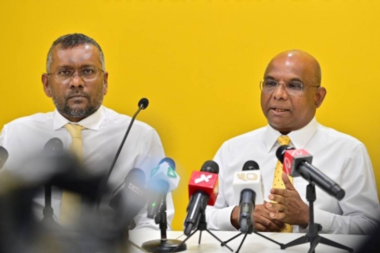 އެމްޑީޕީގެ ރައީސް އަބްދުﷲ ޝާހިދު (ކ)، އަދި އެ ޕާޓީގެ ޗެއާޕާސަން ފައްޔާޒު އިސްމާއިލް (ވ). ކޮންމެ ރައްޔިތަކަށް 5000ރ ދޭނެ ވާހަކައަކީ ޙަޤީޤަތް އޮޅުވާލަން އިދިކޮޅުން ފަތުރަމުންދާ ދޮގު ވާހަކަތަކެއް.