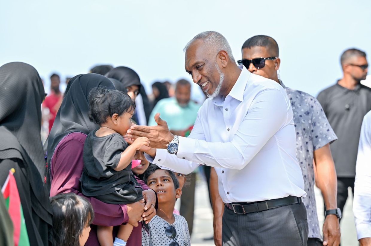 ރައީސުލްޖުމްހޫރިއްޔާ ޑރ. މުޢިއްޒު ރ. އަނގޮޅިތީމަށް ވަޑައިގެންނެވުން - ދެން އެމަނިކުފާނު ވަޑައިގަންނަވާނީ އުނގޫފާރަށް.