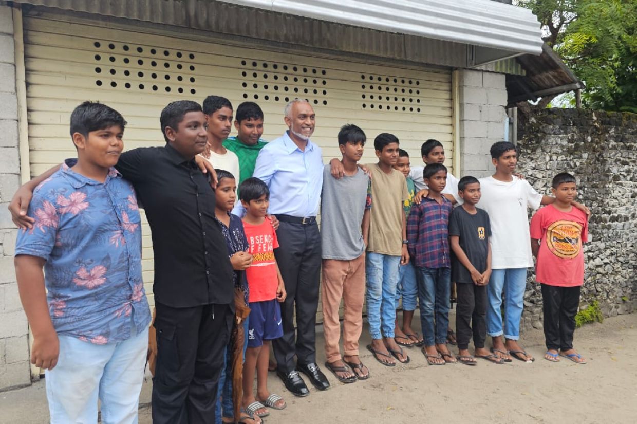 ރައީސް މުޢިއްޒު މާކުރަތުގައި: ކުޑަކުދިންގެ އެދުމަށް ފުޓްސަލް ދަނޑެއް އަޅައިދޭން ނިންމަވައިފި