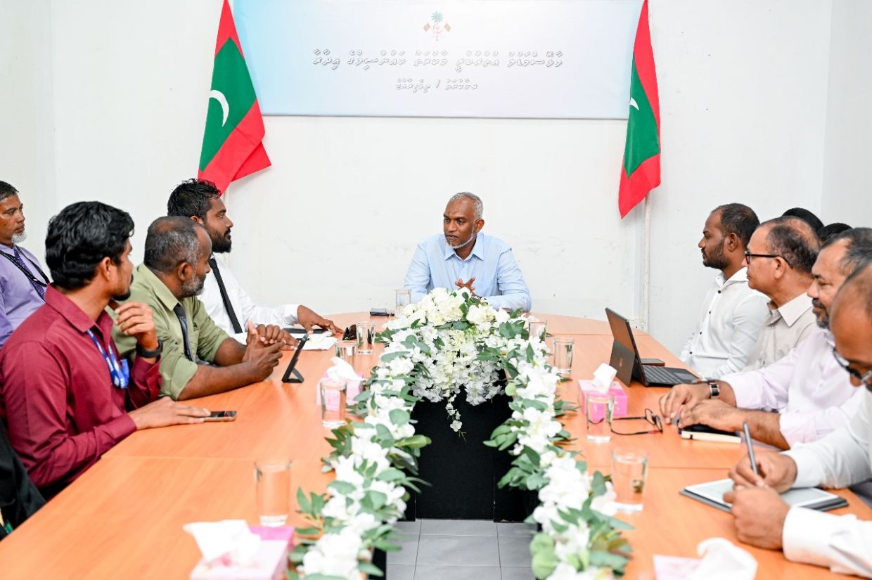 ރައީސް، މާކުރަތު ކައުންސިލާއި ބައްދަލުކުރައްވައި ރަށުގެ ތަރައްޤީއާއި ގުޅޭ މަޝްވަރާ ކުރައްވައިފި