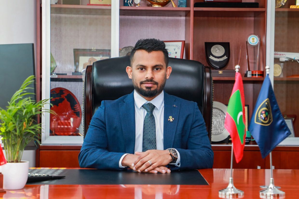 އިމިގްރޭޝަން ކޮންޓްރޯލަރ ޝަމްޢާން ވަޙީދު - މާދަމާއިން ފެށިގެން ހޮނިހިރު ދުވަހުގައި ވެސް މާލެ ސަރަޙައްދުން ޕާސްޕޯޓު ލިބޭނެ. / ފޮޓޯ: ޚުލާސާ