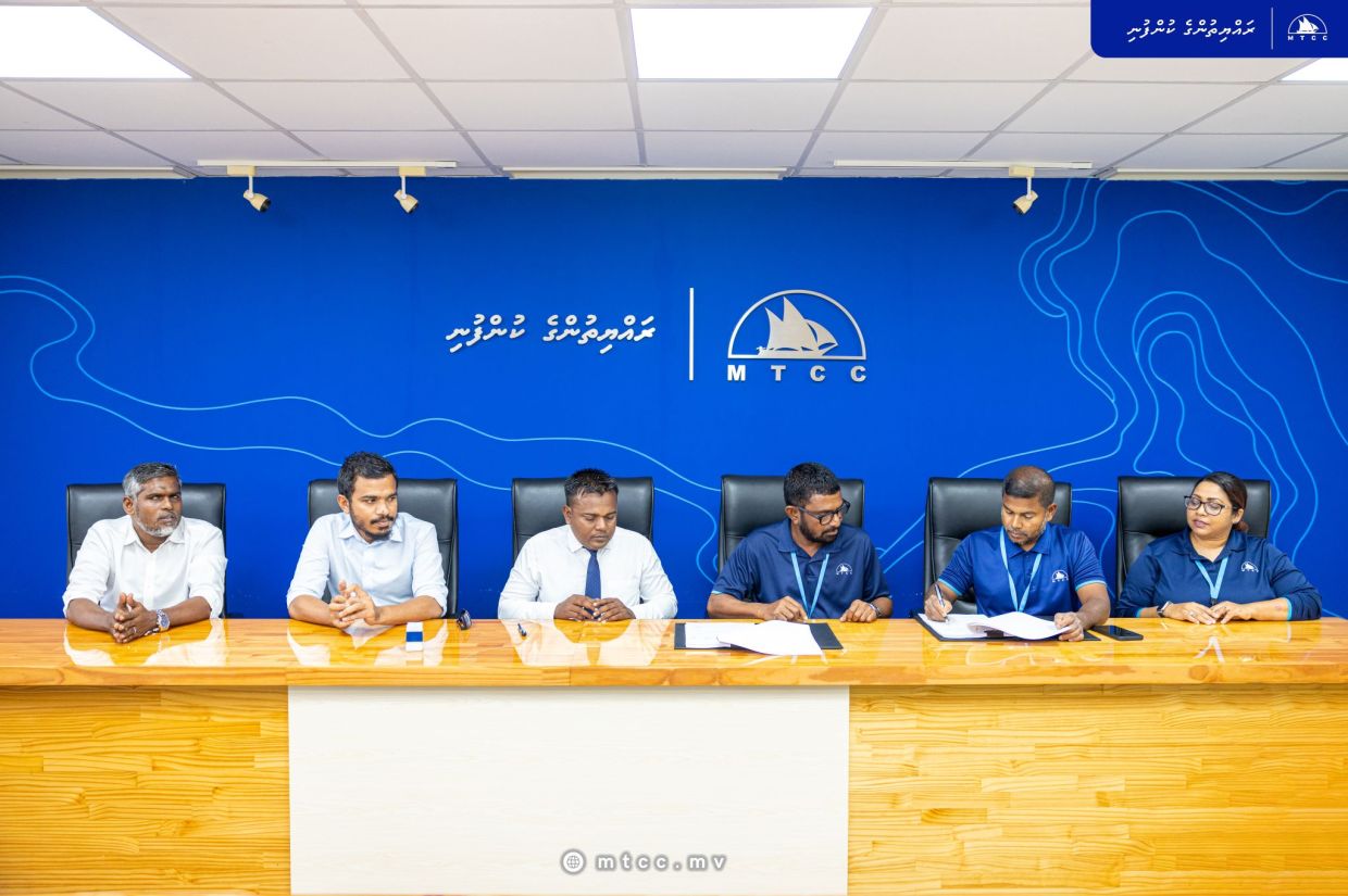 އެމްޓީސީސީއާއި ގއ. ދެއްވަދޫ ކައުންސިލާއި ދެމެދު އެރަށު ފުޓްބޯޅަދަނޑުގެ އިތުރު މަސައްކަތްތައް ނިންމުމަށް އެއްބަސްވުމުގައި ސޮއިކުރުން/ ފޮޓޯ: އެމްޓީސީސީ