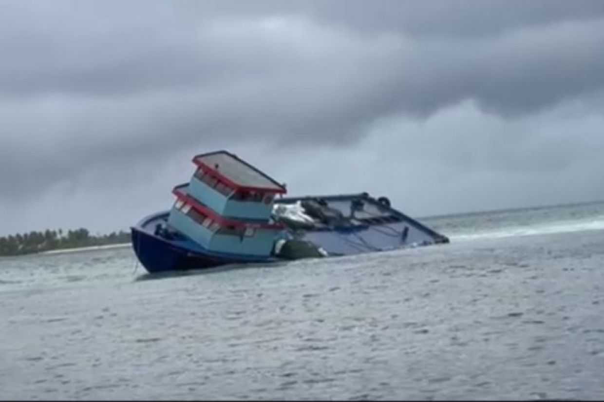 ގއ. ނިލަންދޫ އާއި ދާންދޫއަށް ރޯދަ ހަދިޔާ ގެންދިޔަ ދޯނި ފަރަށް އަރާފައި.