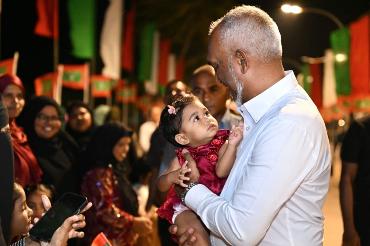 ރައީސް އަށް މަރުޙަބާ ދެންނެވުމަށް ދިއްދޫއިން ރެކޯޑު ޢަދަދަކަށް މީހުން ނިކުމެއްޖެ