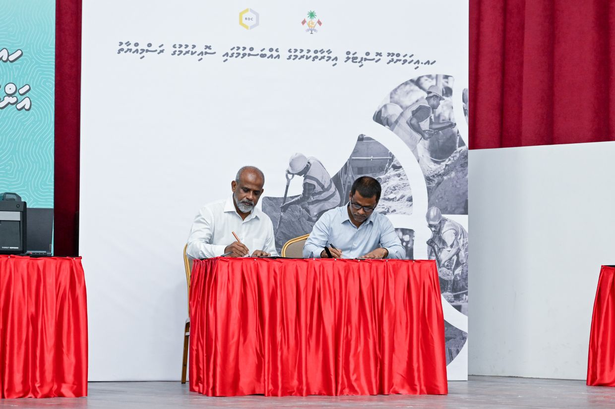 ހއ. އިހަވަންދޫގައި ހޮސްޕިޓަލް އިމާރާތްކުރުމުގެ އެއްބަސްވުމުގައި ސޮއިކުރުން. / ފޮޓޯ: ރައީސް އޮފީސް