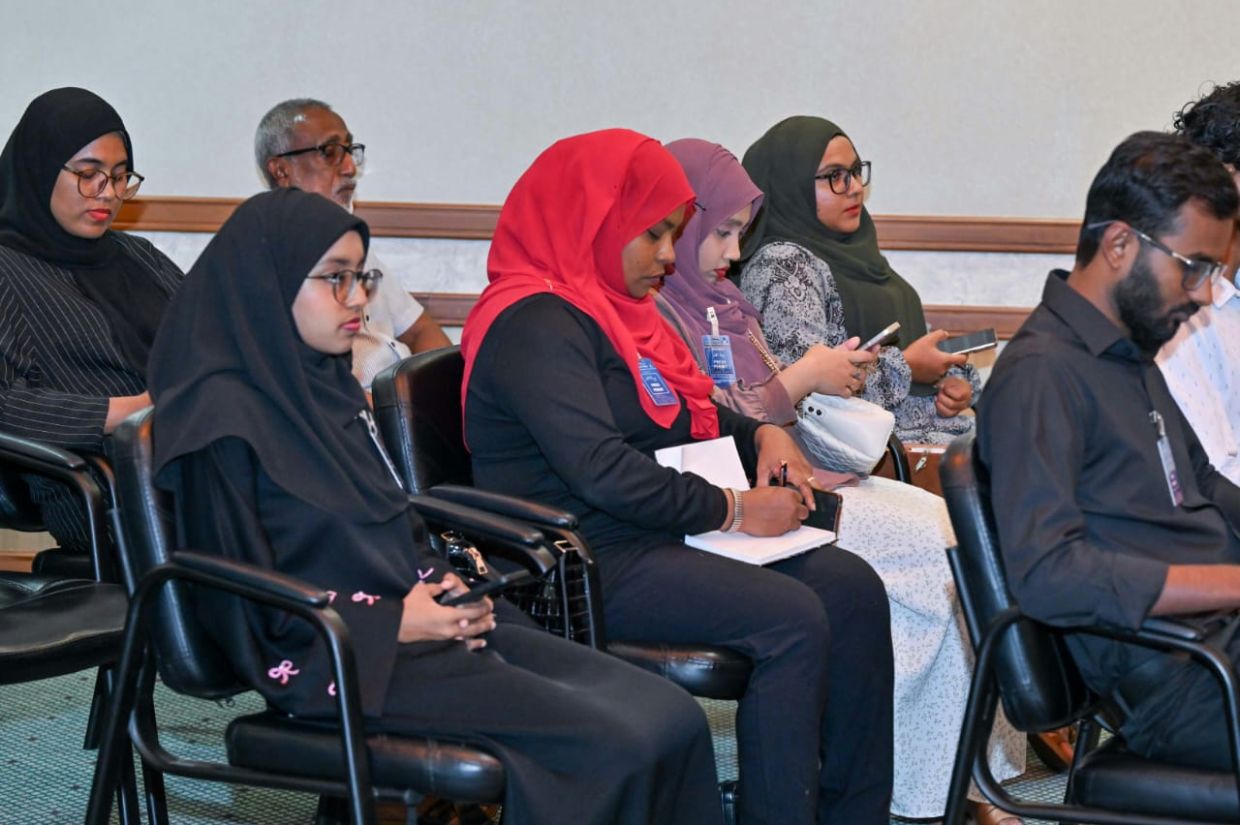 ރައީސުލްޖުމްހޫރިއްޔާގެ އޮފީހުގައި ބޭއްވި ނޫސްވެރިންގެ ބައްދަލުވުމެއްގެ ތެރެއިން/ ފޮޓޯ: ރަައީސް އޮފީސް