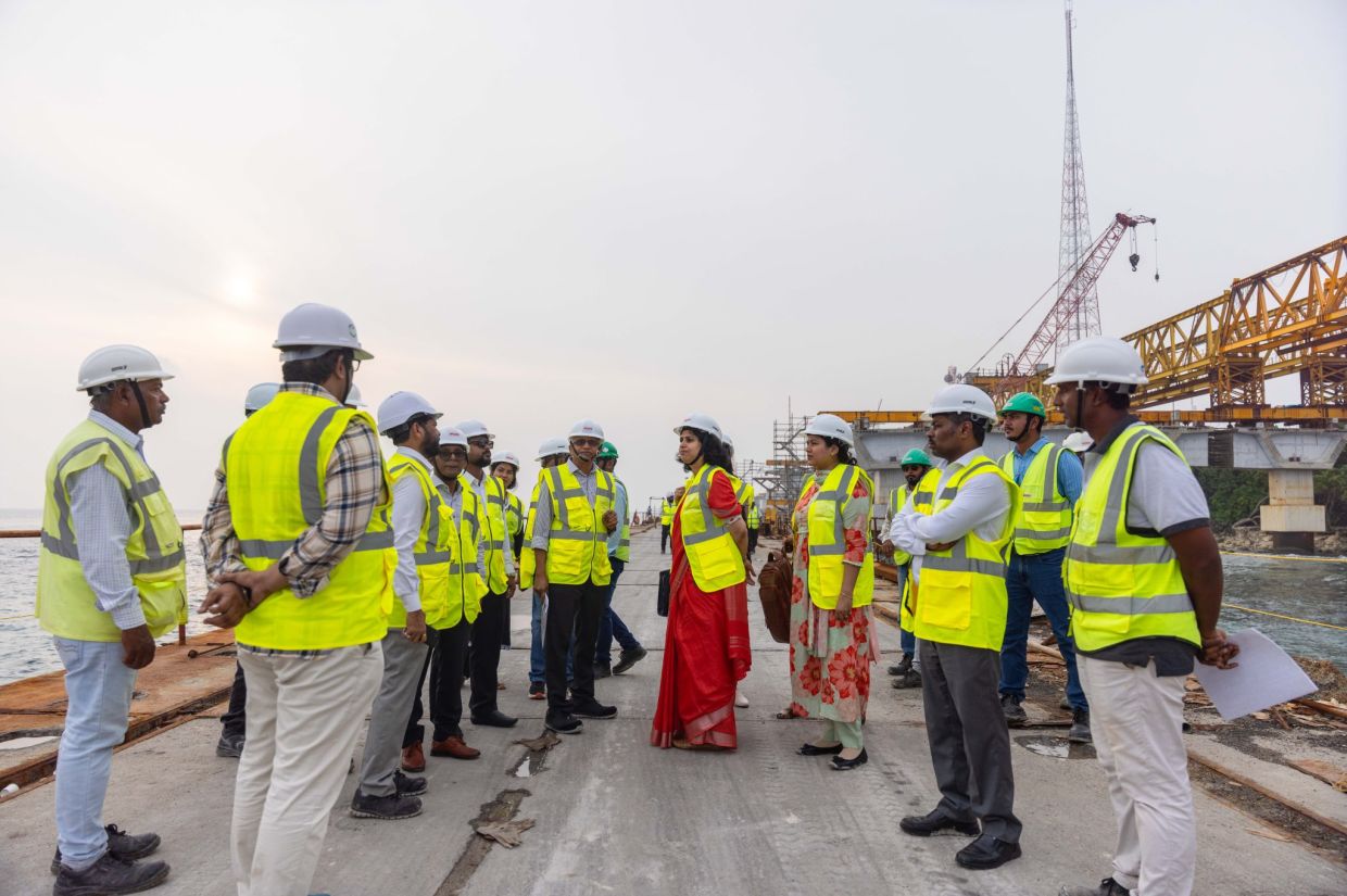 އިންޑިއާގެ ޓީމަކުން ތިލަމާލެ ބްރިޖްގެ މަސައްކަތް ބަލައިފި