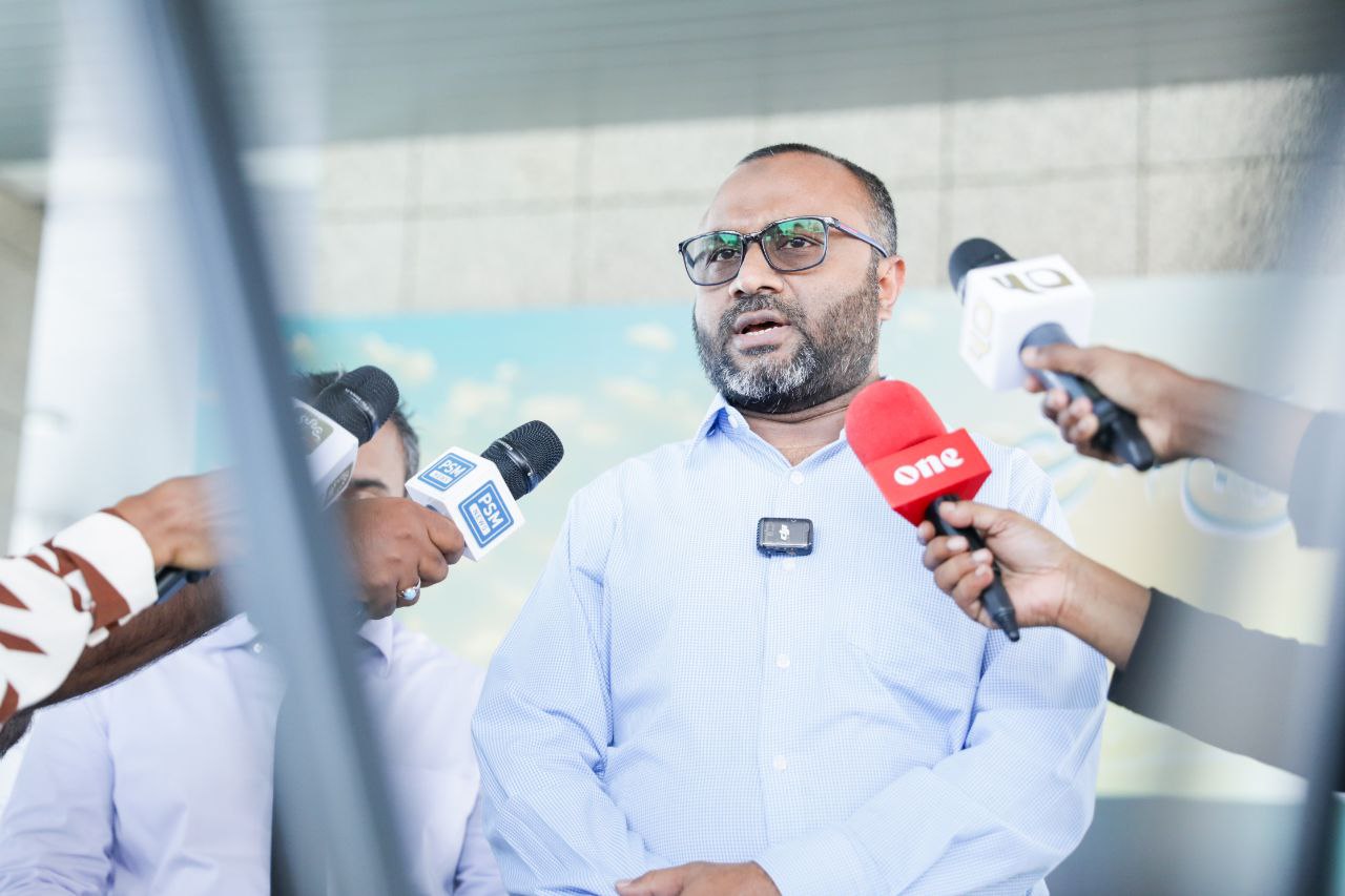އިސްލާމިކް މިނިސްޓަރ ޑރ. ޝަހީމް މީޑިއާއަށް މަޢުލޫމާތު ދެއްވަނީ. ފޮޓޯ: މިނިސްޓްރީ