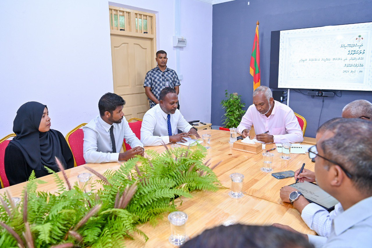 ރައީސް މުޢިއްޒު، ކޮޅުފުށި ކައުންސިލާއެކު ބޭއްވި ބައްދަލުވުމެއްގެ ތެރެއިން.