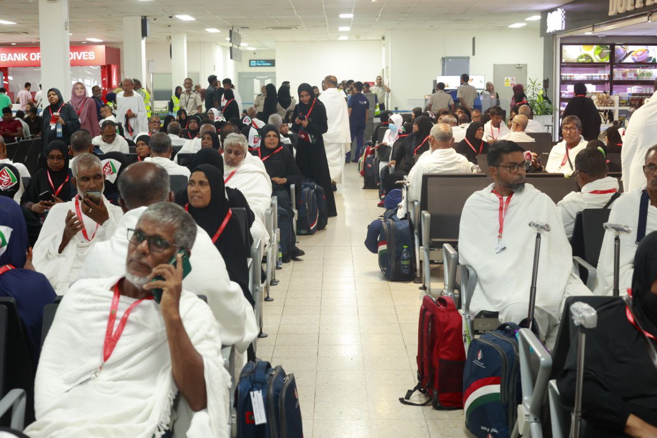 ޙައްޖުވެރިންގެ ފުރަތަމަ ގްރޫޕް ފުރުމަށް އެއާޕޯޓުގައި. ފޮޓޯ: އިސްލާމިކް މިނިސްޓްރީ