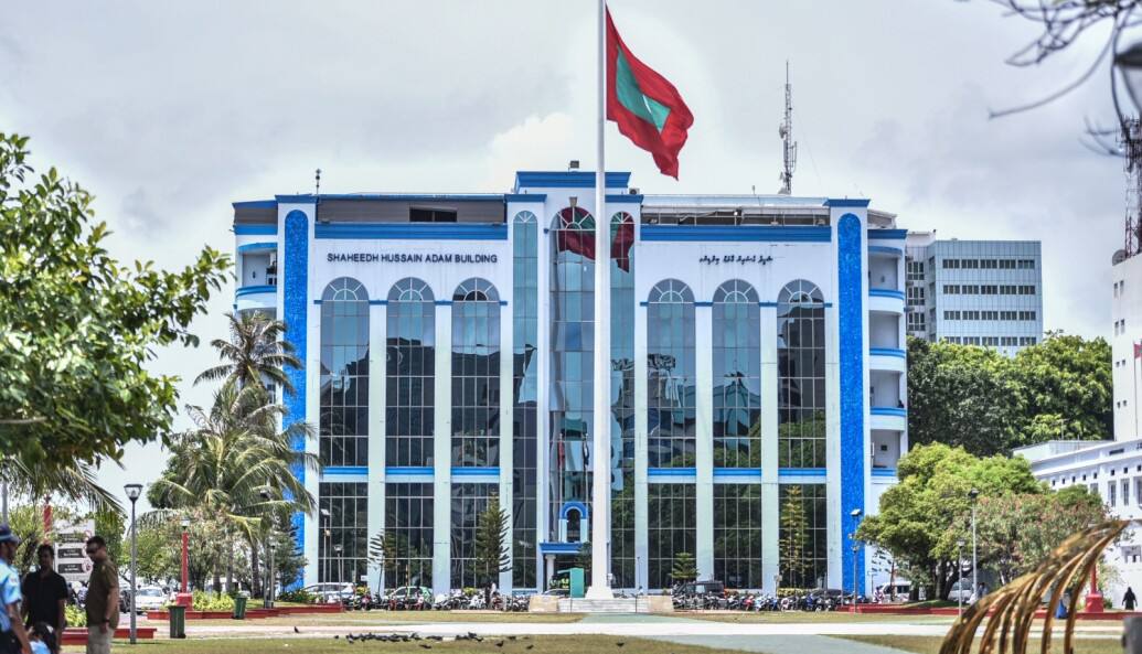 ފުލުހަކު ދަރިވަރަކު ބްލެކްމެއިލް ކުރި ކަމަށް ބުނާ މައްސަލަ ބަލަން ފަށައިފި