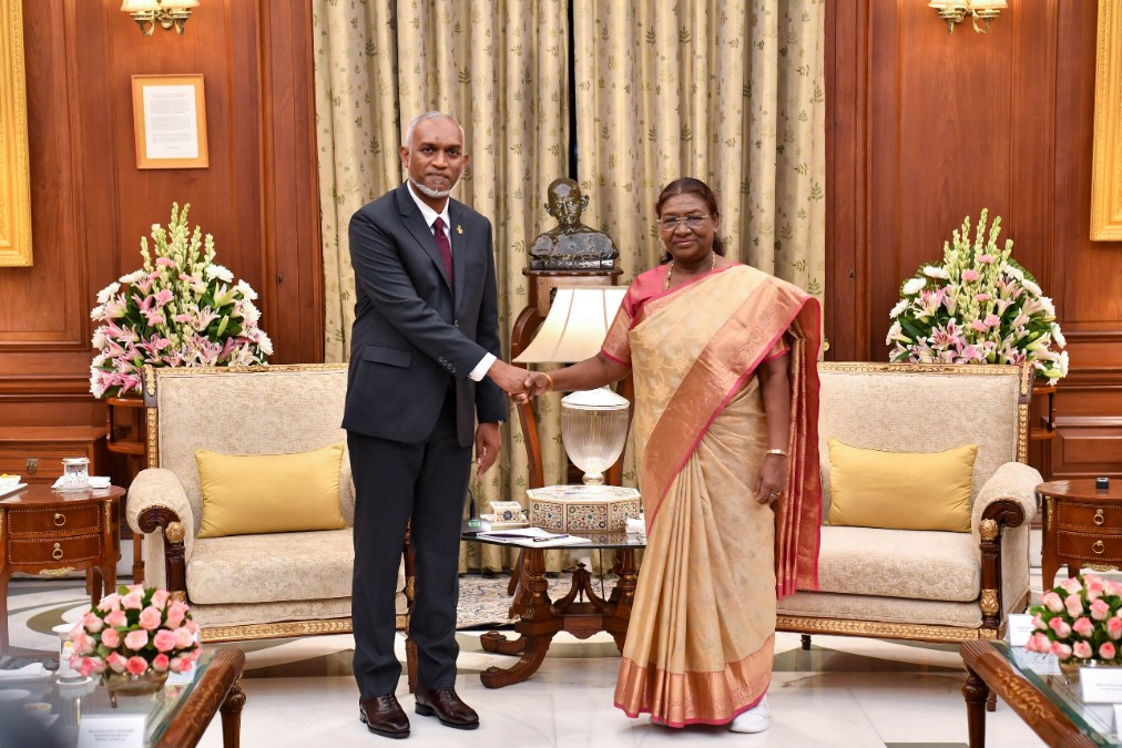 ރައީސުލްޖުމްހޫރިއްޔާ ޑޮކްޓަރ މުޙައްމަދު މުޢިއްޒު އިންޑިއާގެ ރައީސް ދުރޫޕަދީ މުރުމޫއާ ބައްދަލުކުރައްވަނީ. މި ބައްދަލުކުރެއްވުން ބާއްވަވާފައި ވަނީ އިންޑިއާގެ ރިޔާސީ ގަނޑުވަރު، ރާޝްތުރަޕަތީ ބަވަންގައި..
