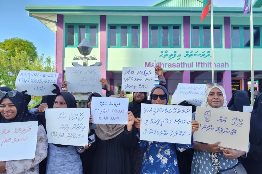 ނައިފަރުގައި ބެލެނިވެރިން ކުރަމުން އަންނަ އިހުތިޖާޖު. ފޮޓޯ: ބެލެނިވެރިއެއް