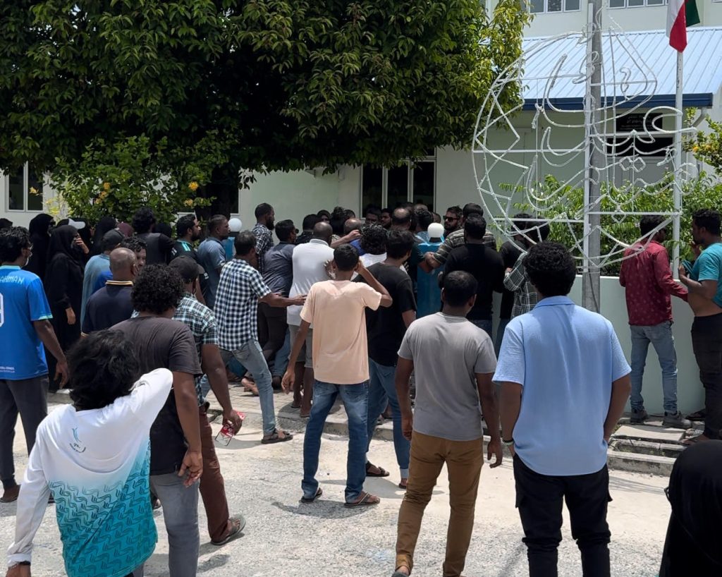 ފުނަދޫ ރައްޔިތުން ނުކުތީ "ސިހުރުވެރިޔާ ހަވަރަށް ދޭން", ކޮންޓްރޯލު ކުރަން ފުލުހުން ޕެޕާ ސްޕްރޭ ޖަހައިފި