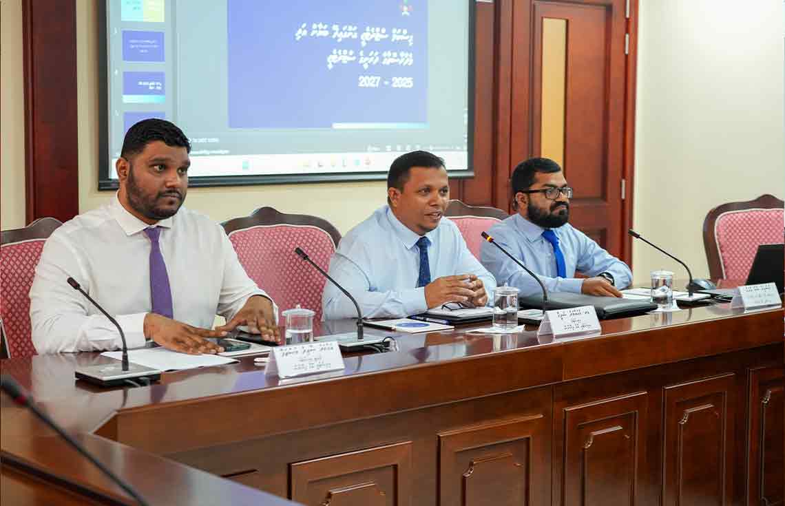 ފިނޭންސް މިނިސްޓަރ ޑރ. މުހައްމަދު ޝަފީގު މާލިއްޔަތު ކޮމިޓީގައި