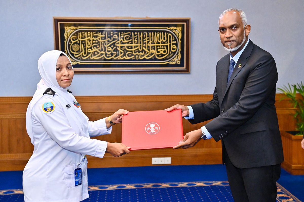 ރައީސް ޑރ. މުޙައްމަދު މުޢިއްޒު ދިޔާނާ އަށް މަޤާމުގެ ފަތްކޮޅު ޙަވާލުކުރައްވަނީ