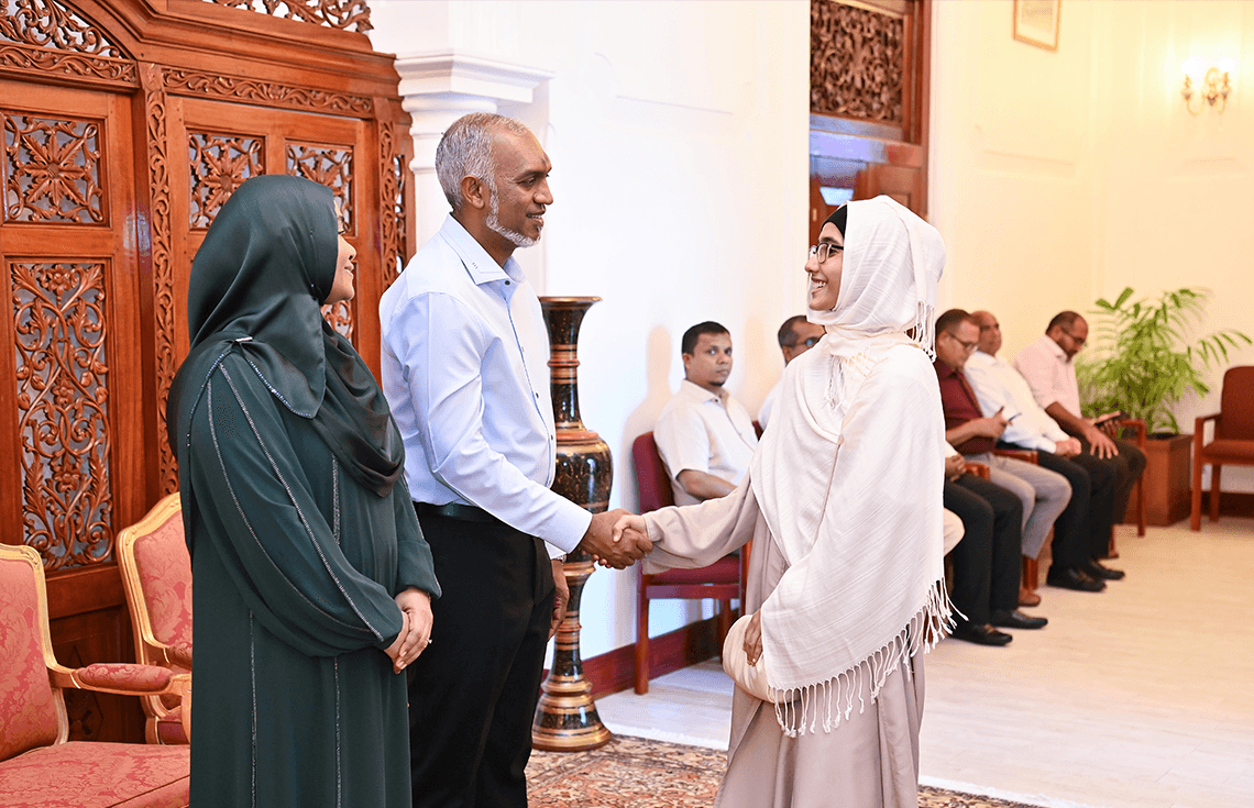 ރައީސް މުޢިއްޒު ޒުވާނަކާއި ސަލާމް ކުރައްވަނީ