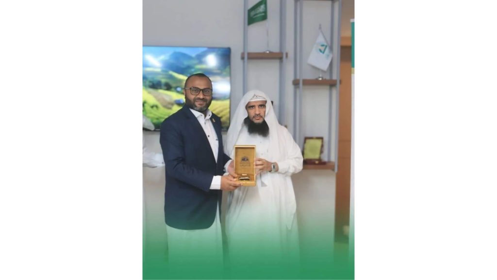 އިސްލާމީ މަރުކަޒުގައި ހުކުރު ކުރުމަށް ހަމަޖެހިފައިވާ މައްކާގެ ހަރަމްފުޅުގެ ފަތުވާ ކޮމިޓީގެ މެންބަރު ޕްރޮފެސާ ޑރ.ހަމްދާން އައްސުލަމީ އަދި މިނިސްޓަރު ޝަހީމް