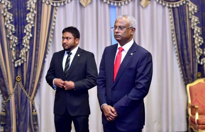 ރައީސުލްޖުމްހޫރިއްޔާގެ އޮފީހުގެ ކުރީގެ ޗީފް އޮފް ސްޓާފް ޢަލީ ޒާހިރު (ވ)