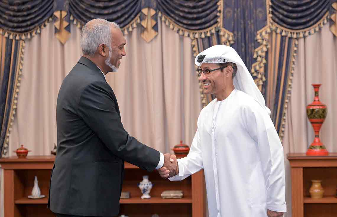 ޔޫއޭއީގެ ސައިބަރ ސެކިއުރިޓީ ޗީފް ޑރ.މުހައްމަދު އަލް ކުވައިތު އާއި ރައީސް ޑރ.މުހައްމަދު މުއިއްޒު މޯލްޑިވްސް ރިޔާސީ އޮފީހުގައި