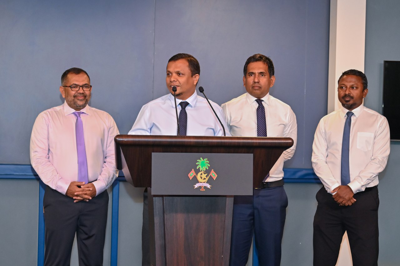 ފިނޭންސް މިނިސްޓަރު މުހައްމަދު ޝަފީގު ވާހަކަފުޚު ދައްކަވާއިރު އަރިހުގައި ކެބިނެޓުގެ ބައެއް ވަޒީރުން