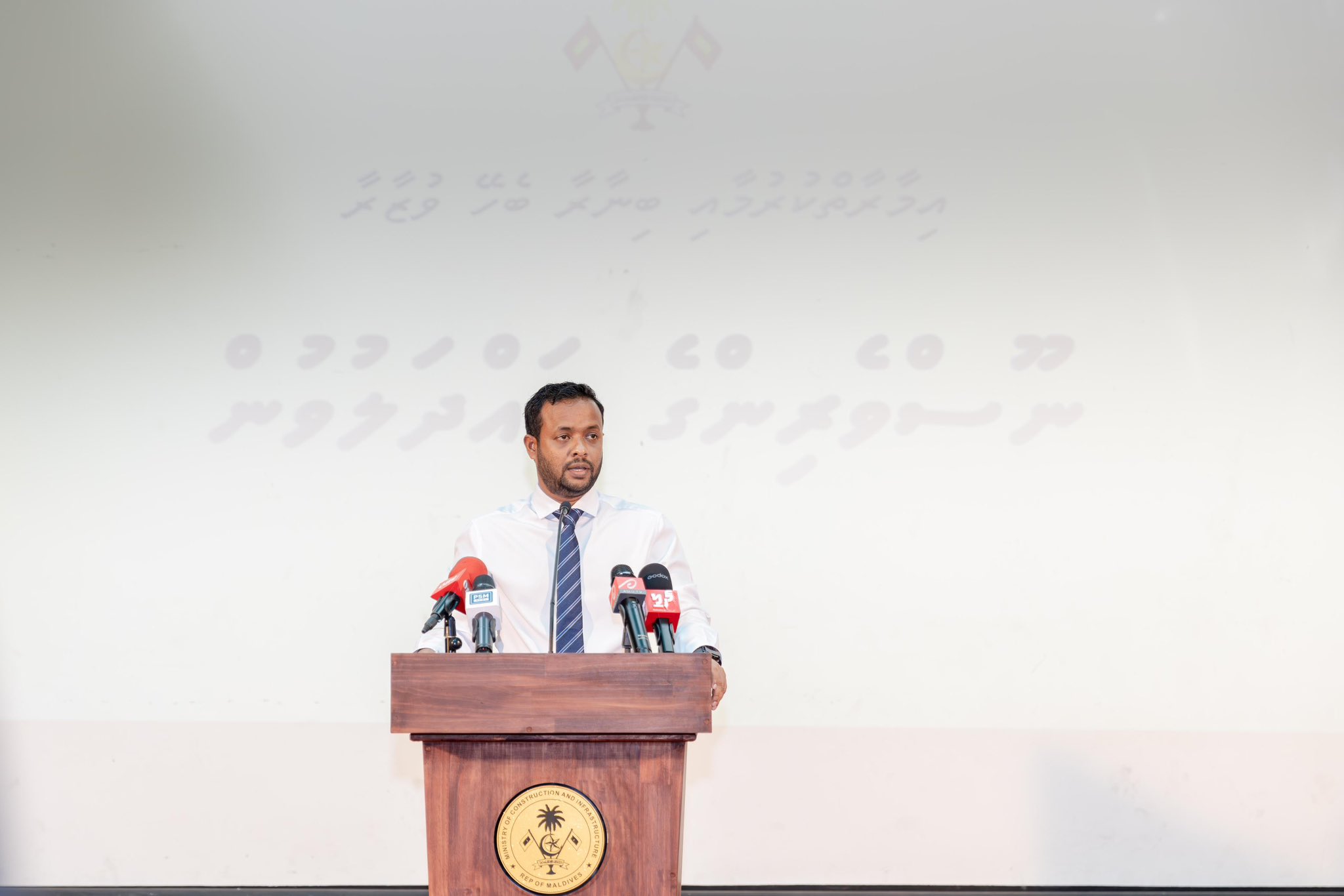 މިއަދު ބޭއްވި ނޫސްވެރިންގެ ބައްދަލުވުމުގައި މިނިސްޓަރ މުއްތަލިބް ވާހަކަދައްކަވަނީ