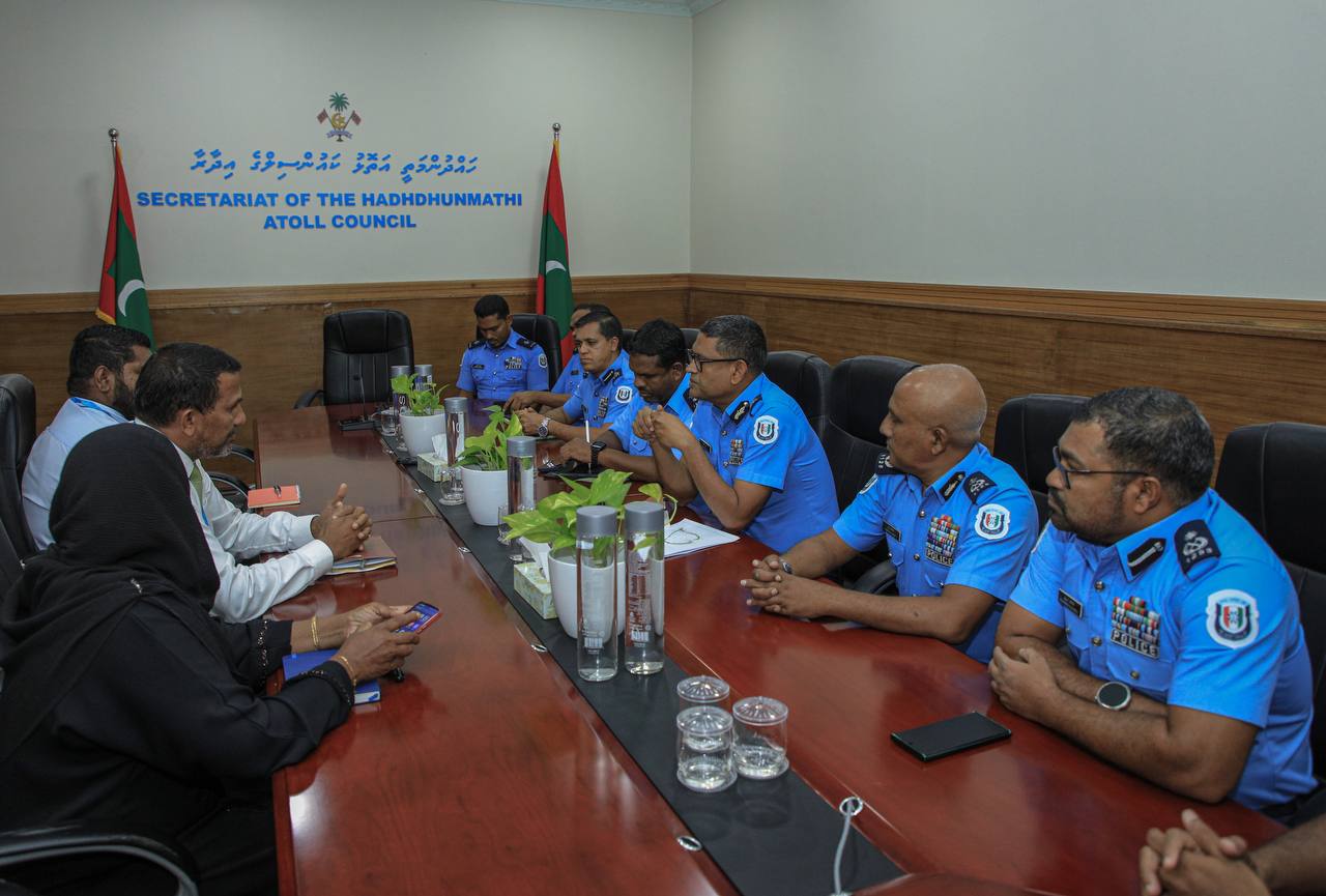 ރަށްރަށުގެ ކުށުގެ ޙާލަތު ދެނެގަތުމަށް ކޮމިޝަނަރ އޮފް ޕޮލިސް ލ. އަތޮޅަށް ރަސްމީ ދަތުރުފުޅެއް