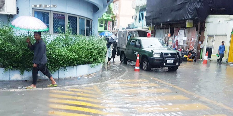 ފެން ބޮޑުވެފައިވާ އައިޖީއެމް ހޮސްޕިޓަލް ސަރަޙައްދުން މީހަކު ހިނގާފައި ދަނީ. ރައީސް ޑރ.މުޙައްމަދު މުޢިއްޒުގެ އެންގެވުމަށް އައު ޑްރެއިން ސިސްޓަމަކާއެކު އެމްއެންޑީއެފުން އެ ސަރަޙައްދުގައި ފެން ބޮޑުވާ މައްސަލަ ހައްލުކޮށްފައި