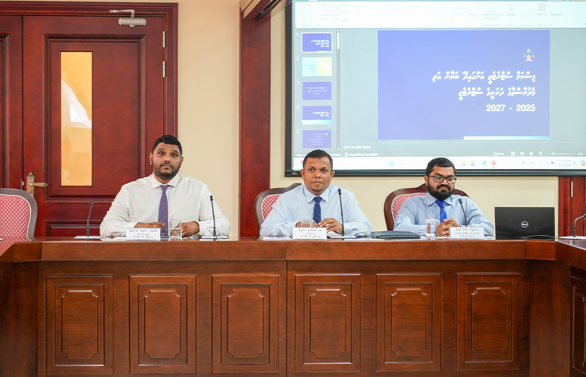 ފިނޭންސް މިނިސްޓަރ ޑރ. މުހައްމަދު ޝަފީގު މާލިއްޔަތު ކޮމިޓީގައި