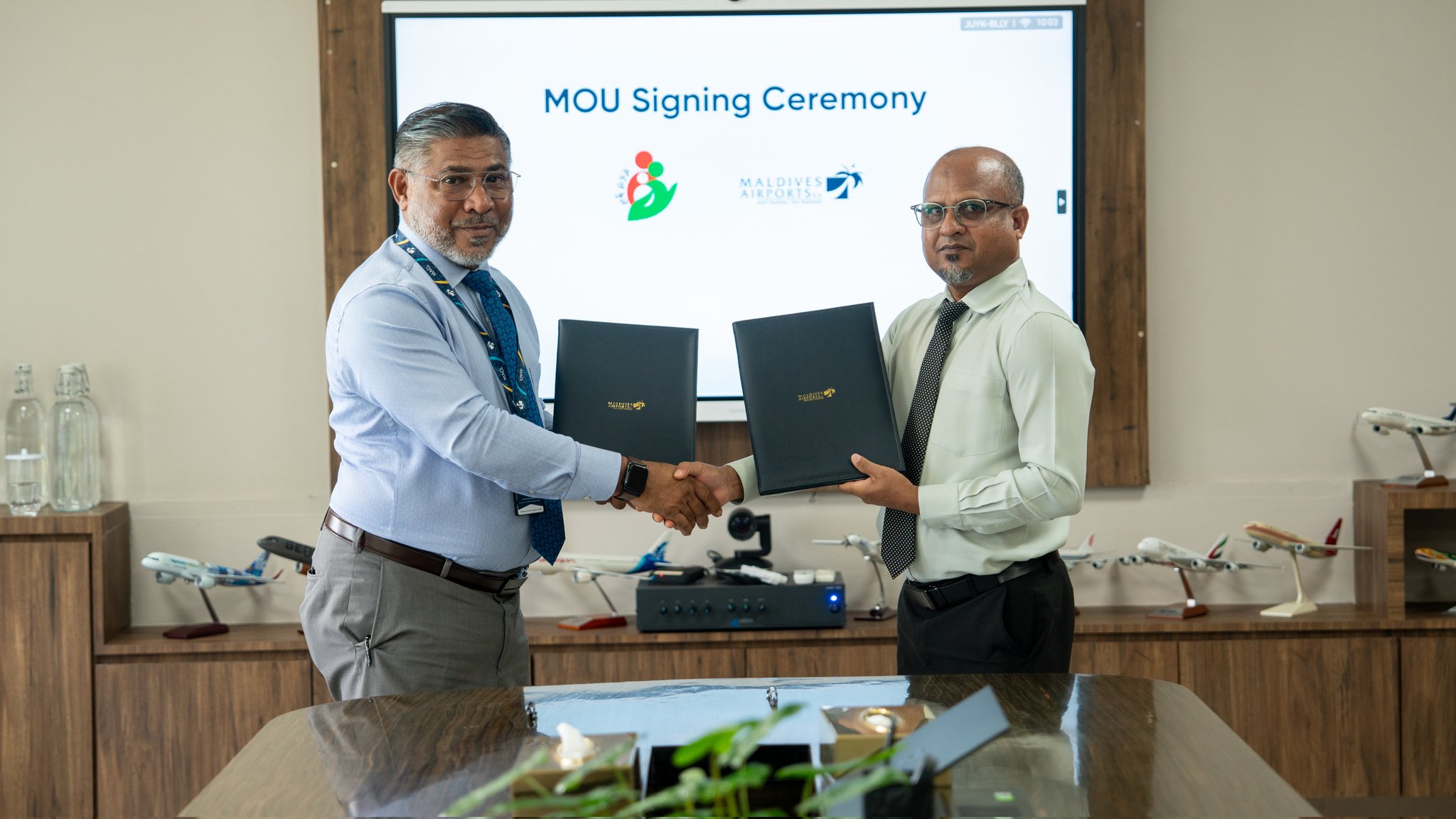 މުވައްޒަފުން ދުންފަތާ ދުރުކުރުމަށް އެމްއޭސީއެލް އިން ދަމަނަވެއްޓާއެކު އެއްބަސްވުމެއްގައި ސޮއިކޮށްފި