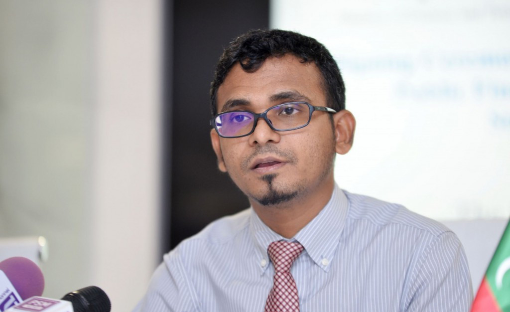 އަހުމަދު މުނައްވަރު - މުނައްވަރު މިހާރު ހުންނެވީ މާލީ ވަޒީރު އެޑްވައިޒަރުގެ ގޮތުގަ