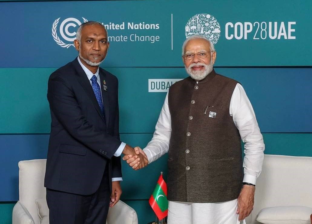 ރައީސް ޑރ.މުއިއްޒު އިންޑިއާގެ ބޮޑުވަޒީރާއި ކޮޕް28 ސަމިޓުން ބައްދަލުވެ ސަލާމް ކުރައްވަނީ.