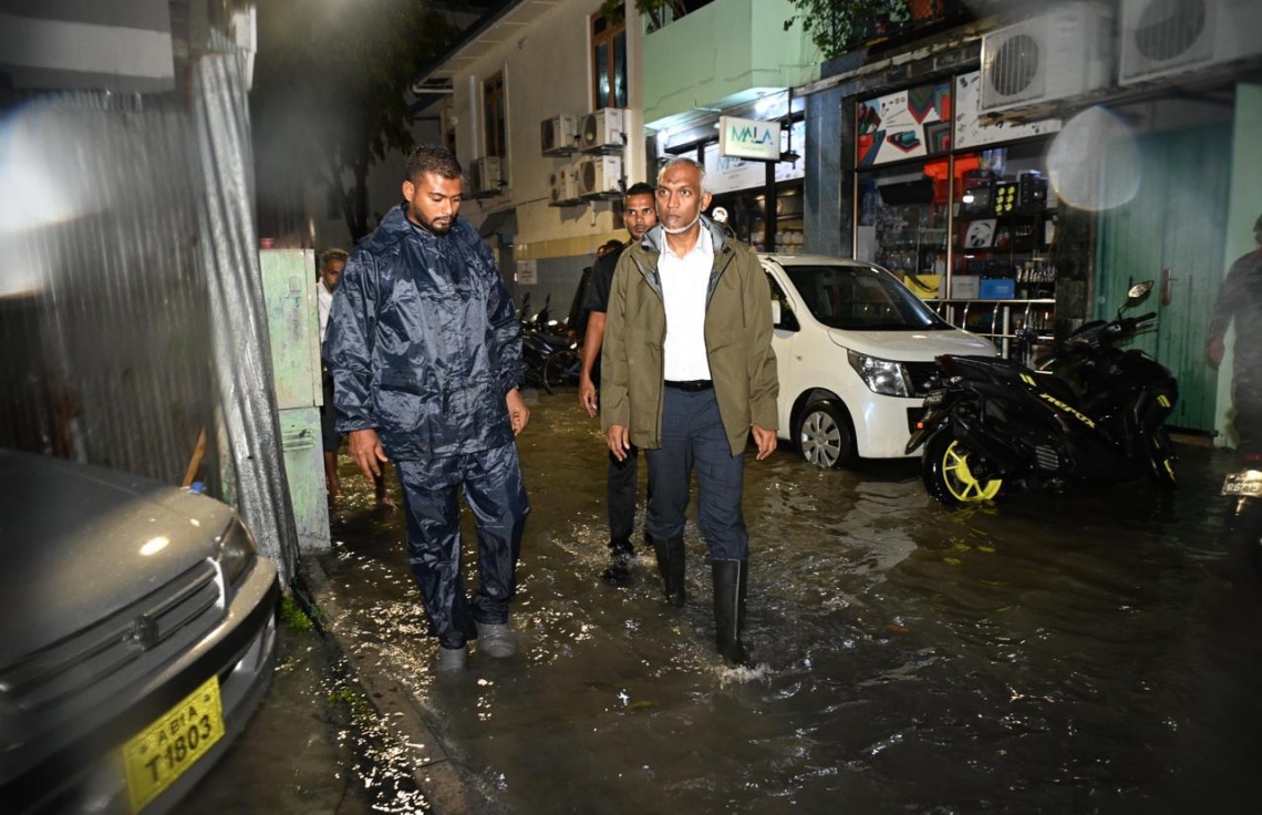 ރައީސް މުޢިއްޒު މީގެ ކުރިން ކުރި ވިއްސާރާގައި ގެއްލުންވި ގެތަކަށް ޒިޔާރަތް ކުރެއްވުން