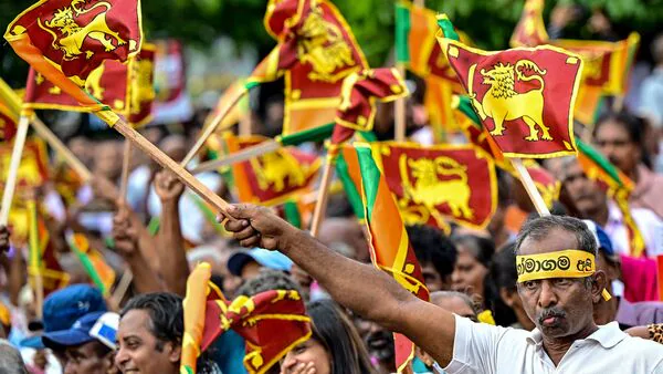 ސްރީ ލަންކާގެ ބައެއް ރައްޔިތުން އިއްޔެ ޕާޓިއަކަށް ސަޕޯޓުކުރަމުން ދިދަ އުފުލާތާން