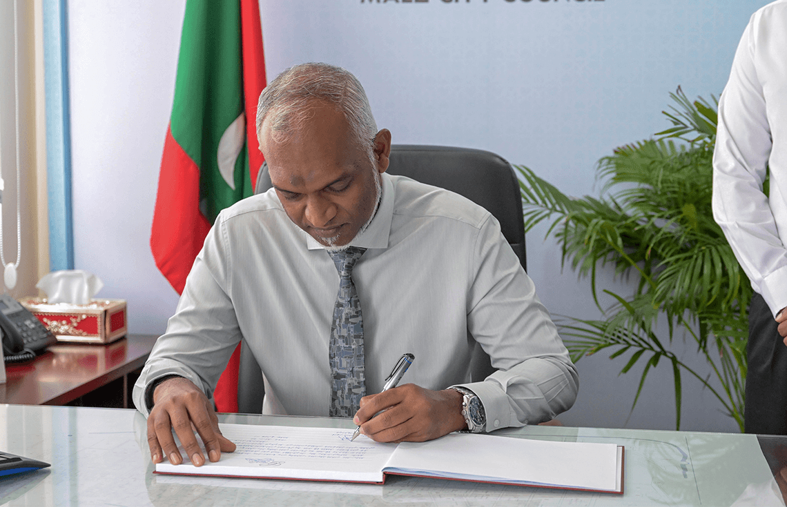 ރައީސުލްޖުމްހޫރިއްޔާ ޑރ. މުޙައްމަދު މުޢިއްޒު