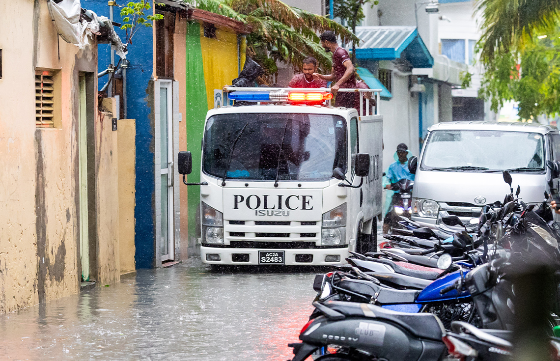 ފުލުހުން، ވިއްސާރައާއި ގުޅިގެން މާލޭގެ މަގުތަކަށް ނިކުމެ - ފޮޓޯ: ނައުޝަމް ވަހީދު/ޚުލާސާ