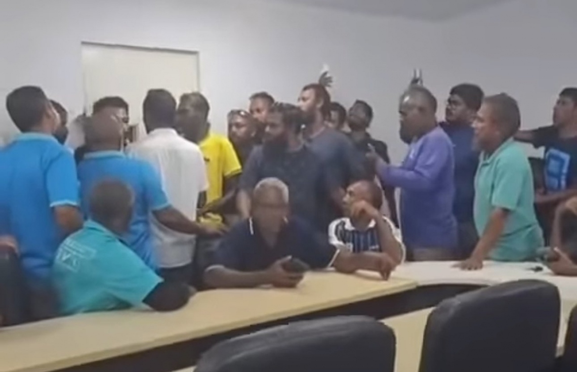 ތޮއްޑޫ ކައުންސިލް އިދާރާގައި މުޒާހަރާ ކުރަނީ