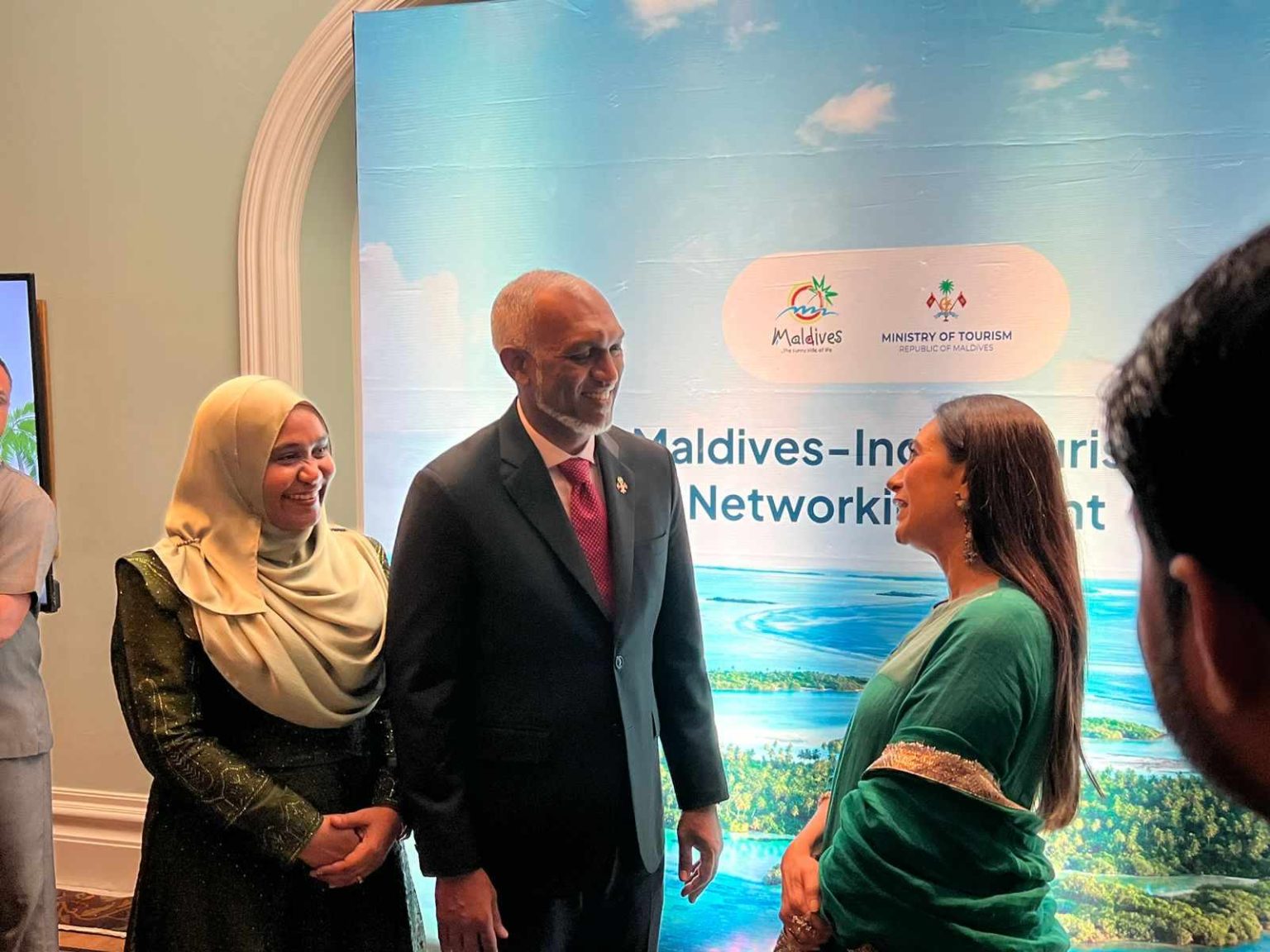 ރައީސް ބޮލީވުޑް ތަރި ޝިލްޕާއެކު ފޮޓޯ: ވަގުތު