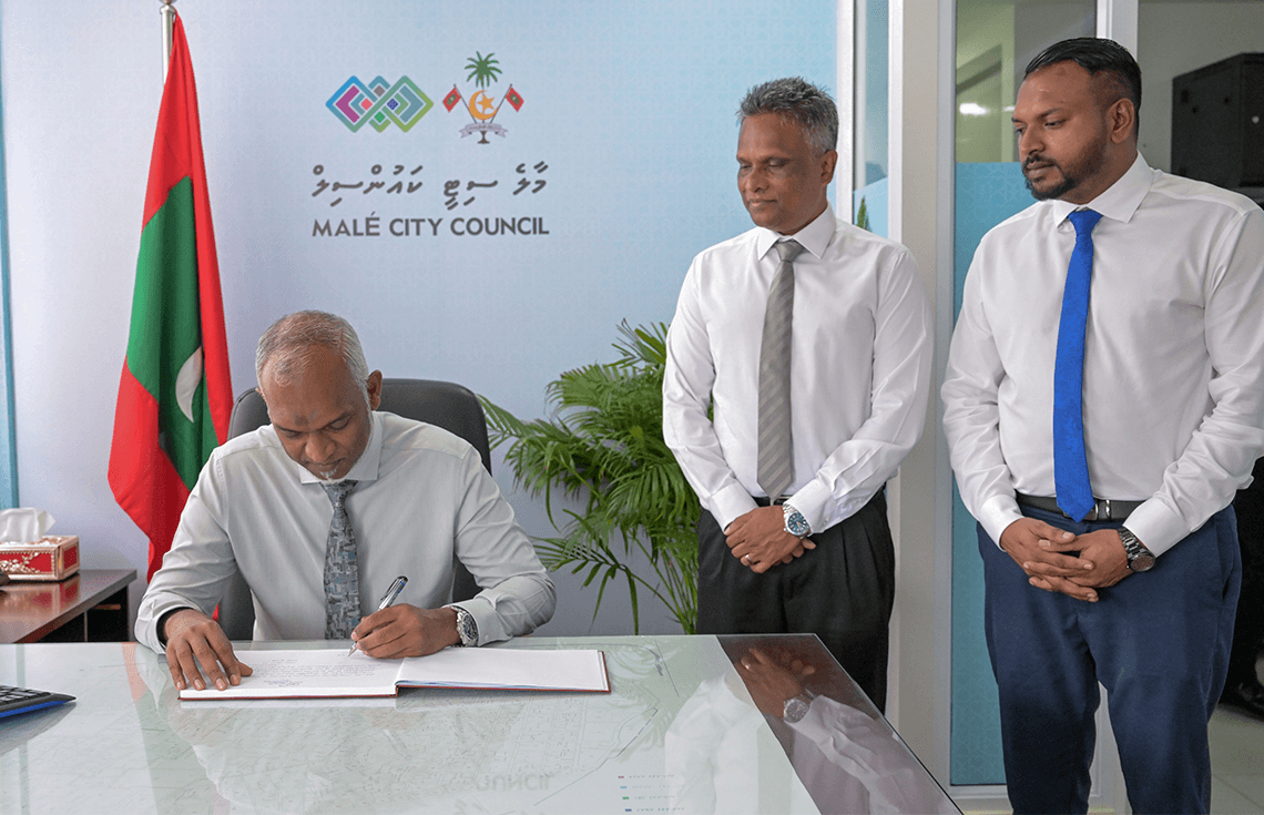 ރައީސުލްޖުމްހޫރިއްޔާ ޑރ. މުޢިއްޒު