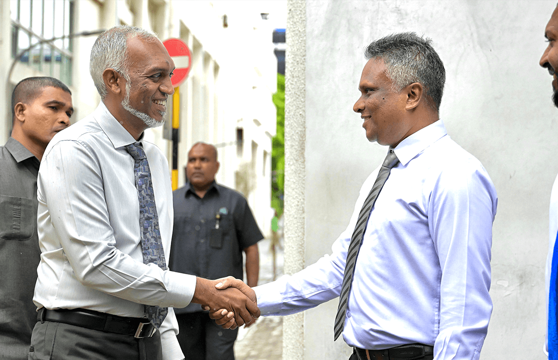ރައީސުލްޖުމްހޫރިއްޔާ ޑރ.މުޙައްމަދު މުޢިއްޒު މާލެސިޓީ ކައުންސިލްގެ މޭޔަރ އާޒިމްއާ ސަލާމްކުރައްވަނީ
