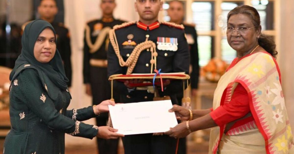 އަޒީމާގެ ސަފީރުކަމުގެ ފަތްކޮޅު އިންޑިއާގެ ރައީސާއަށް އަރުވައިފި