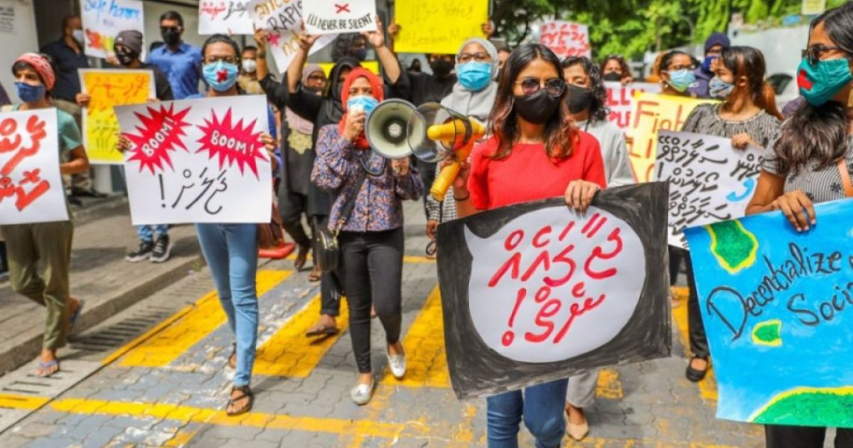 ގްރޫމް ކުރި ޓީޗަރު ވަޒީފާއިން ވަކިކޮށްފި