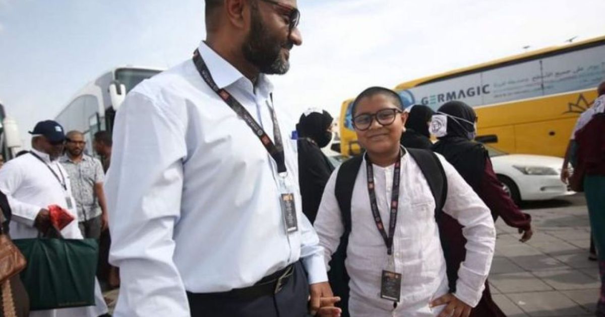 ޝަހީމުގެ ދެބަފައިން އިމާމުވެ ތަރާވީހު ނަމާދު ކުރަނީ