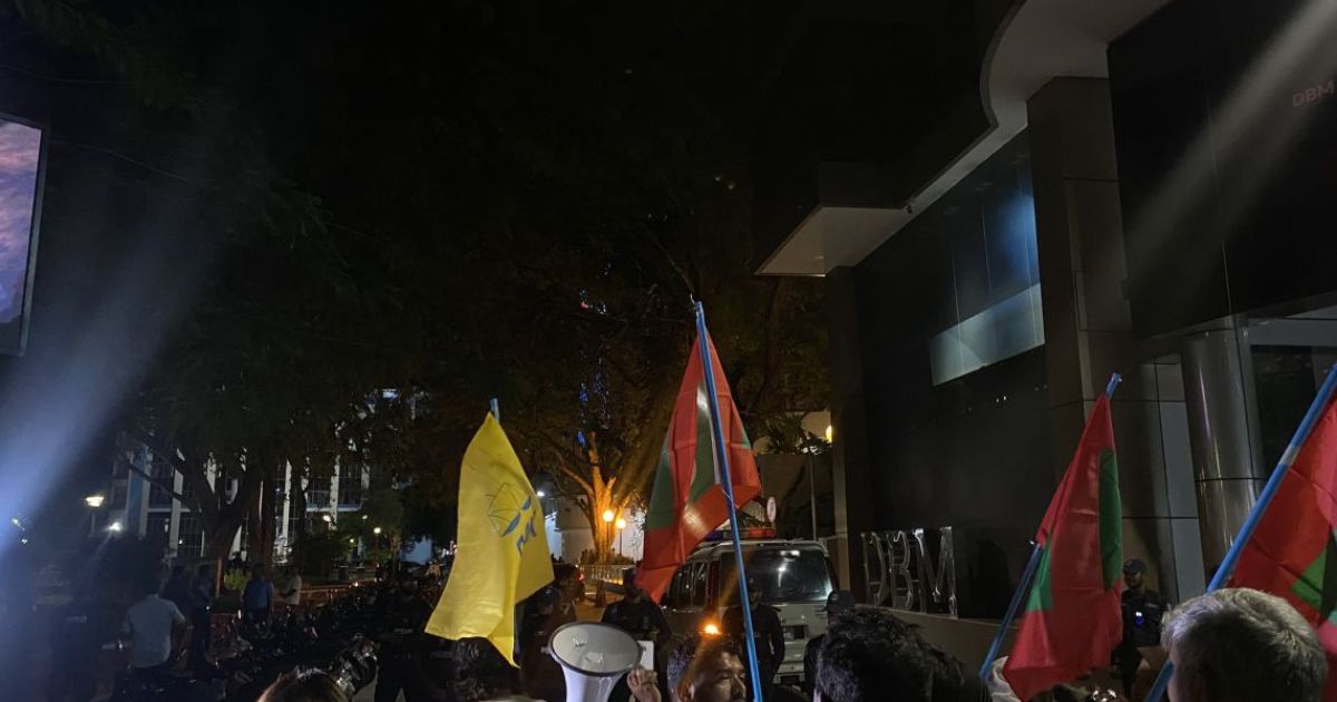 އެމްޑީޕީގެ މުޒާހަރާގައި ފުލުހުންނާއި ކުރިމަތިލާން އުޅެފި