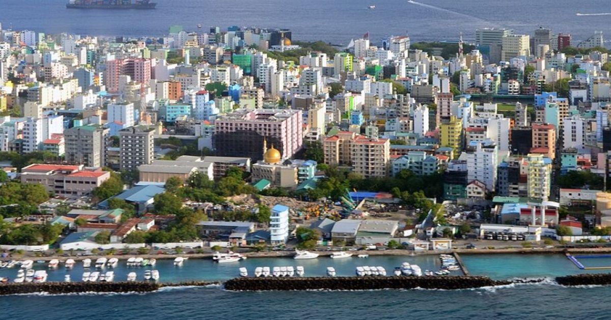ގެސްޓްހައުސްއެއްގެ ވައިގޮޅިއެއްތެރޭ މީހަކު ވެއްޓިފައި އޮއްވާ ފެނިއްޖެ