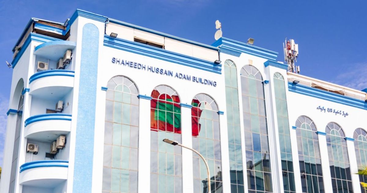 ފުލުހެއްގެ ގައިގައި ދަތްއެޅި އަންހެނަކު ފޭރުމުގެމައްސަލައިގައި ހައްޔަރުކޮށްފި