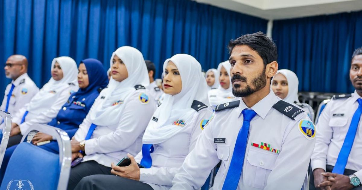ކަސްޓަމްސްއަށް މުވައްޒަފުން ހޯދަނީ، މުސާރަ ބަރާބަރު!