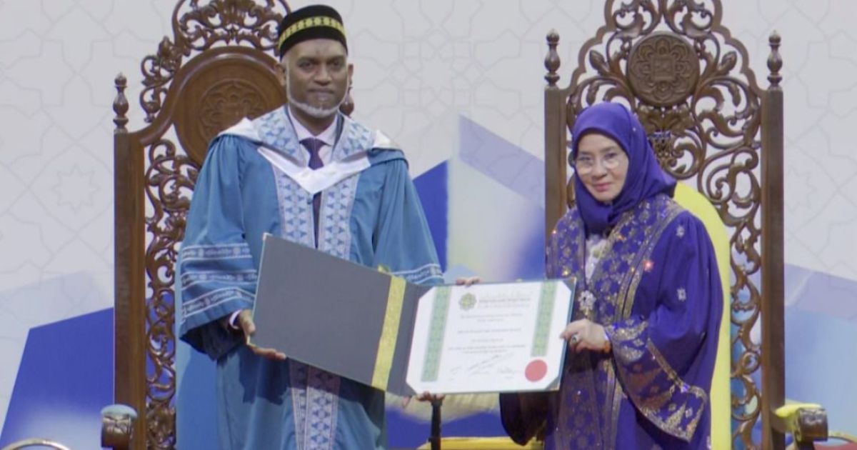 ރައީސް ޑރ.މުޢިއްޒަށް އައިއައިޔޫއެމްއިން އޮނަރަރީ ޑޮކްޓަރޭޓް އަރުވައިފި